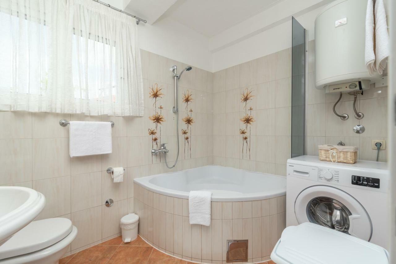Apartment Dinka Трогир Екстериор снимка